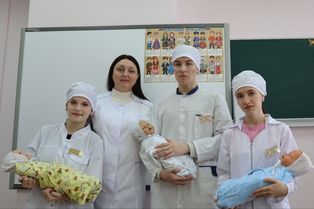 Марянян Арлета и Милета Кареновны 1 курс, Аксенова Алина Андреевна 3 курс КМТ Путь к призванию 3.jpg
