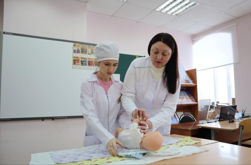 Марянян Арлета и Милета Кареновны 1 курс, Аксенова Алина Андреевна 3 курс КМТ Путь к призванию 2.jpg